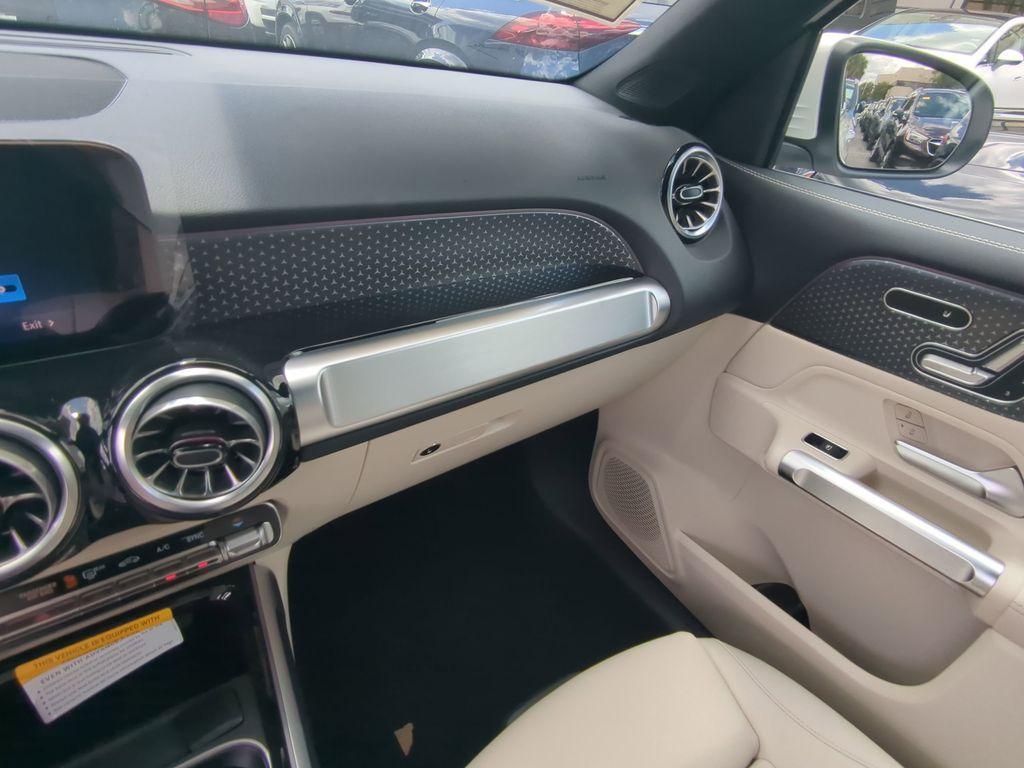 new 2025 Mercedes-Benz GLB 250 car