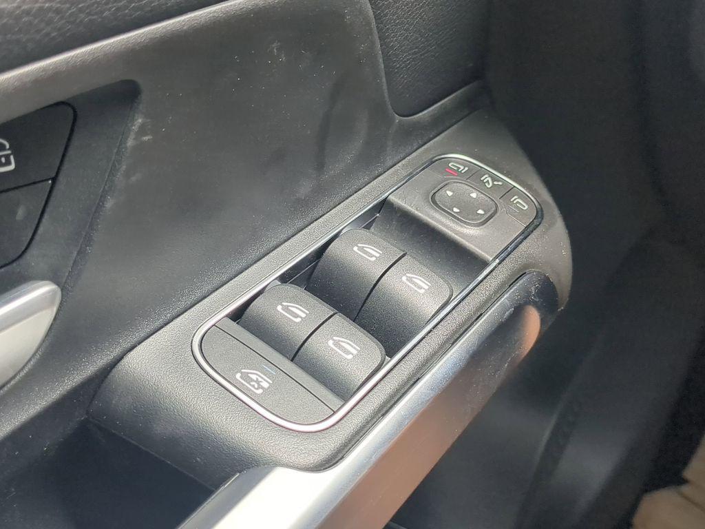 new 2025 Mercedes-Benz GLB 250 car