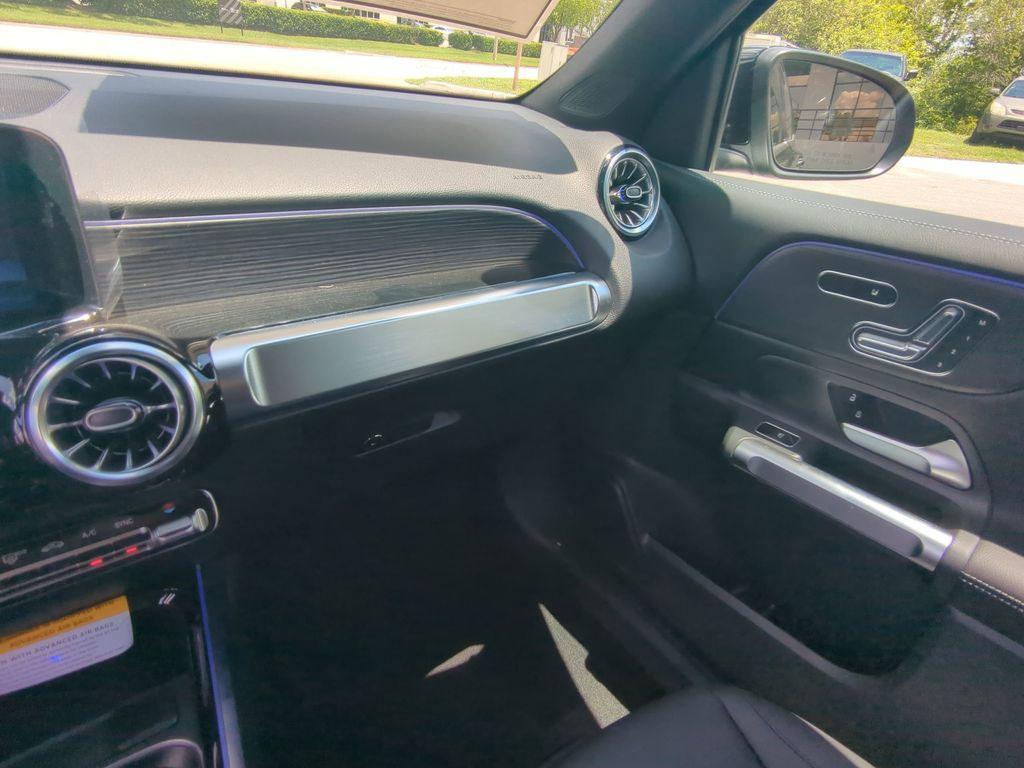 new 2025 Mercedes-Benz GLB 250 car