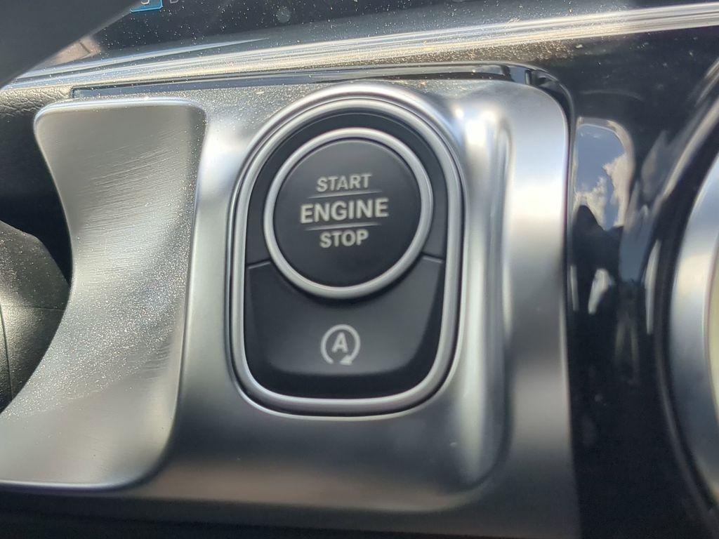 new 2025 Mercedes-Benz GLB 250 car