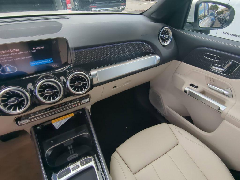 new 2025 Mercedes-Benz GLB 250 car