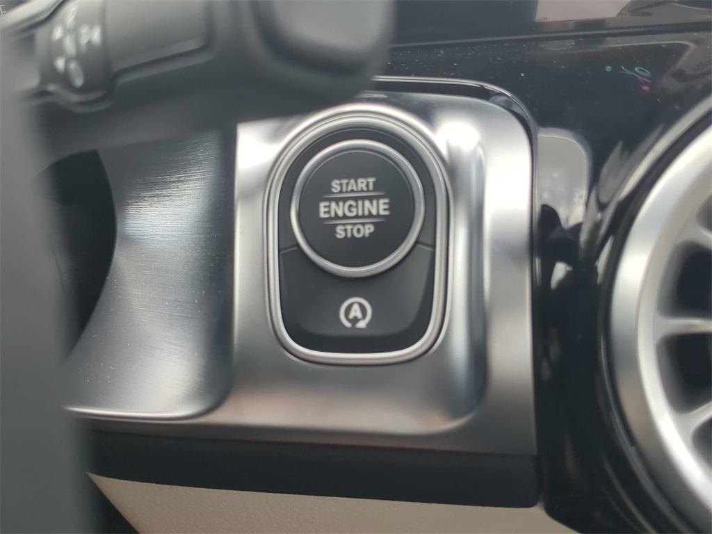 new 2025 Mercedes-Benz GLB 250 car