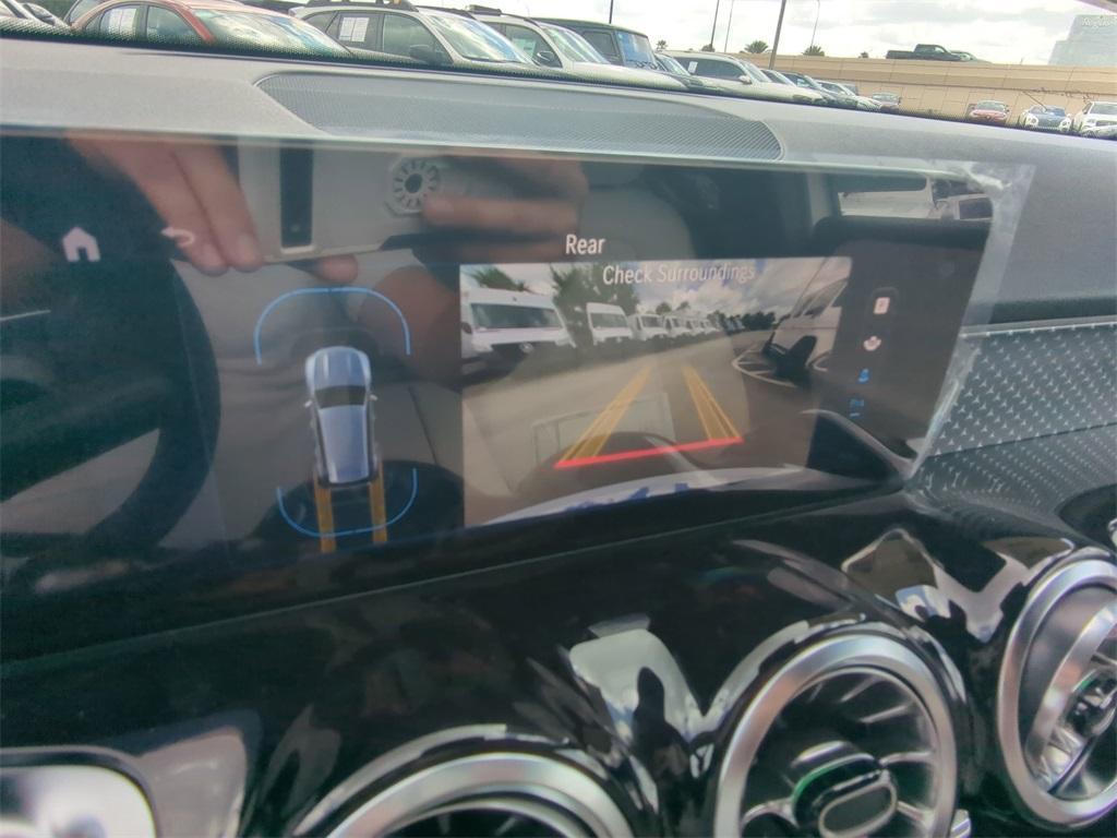 new 2025 Mercedes-Benz GLB 250 car