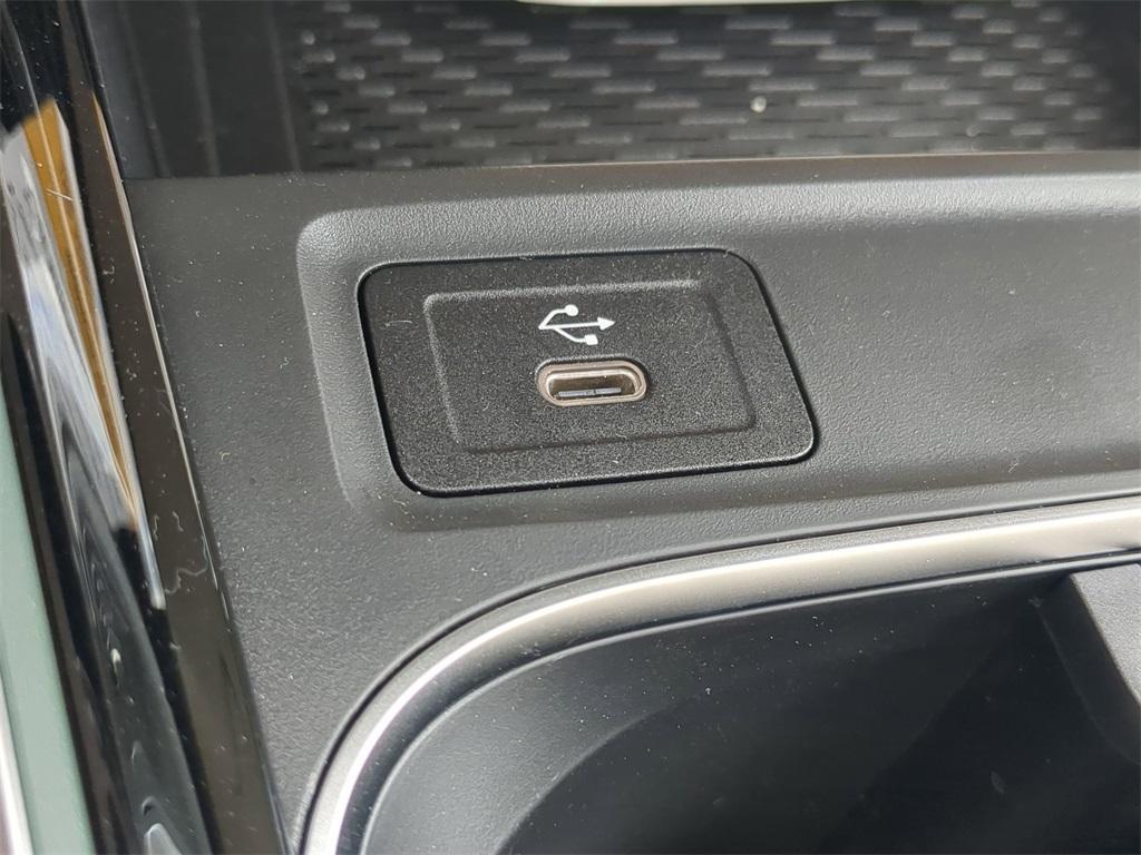 new 2025 Mercedes-Benz GLB 250 car