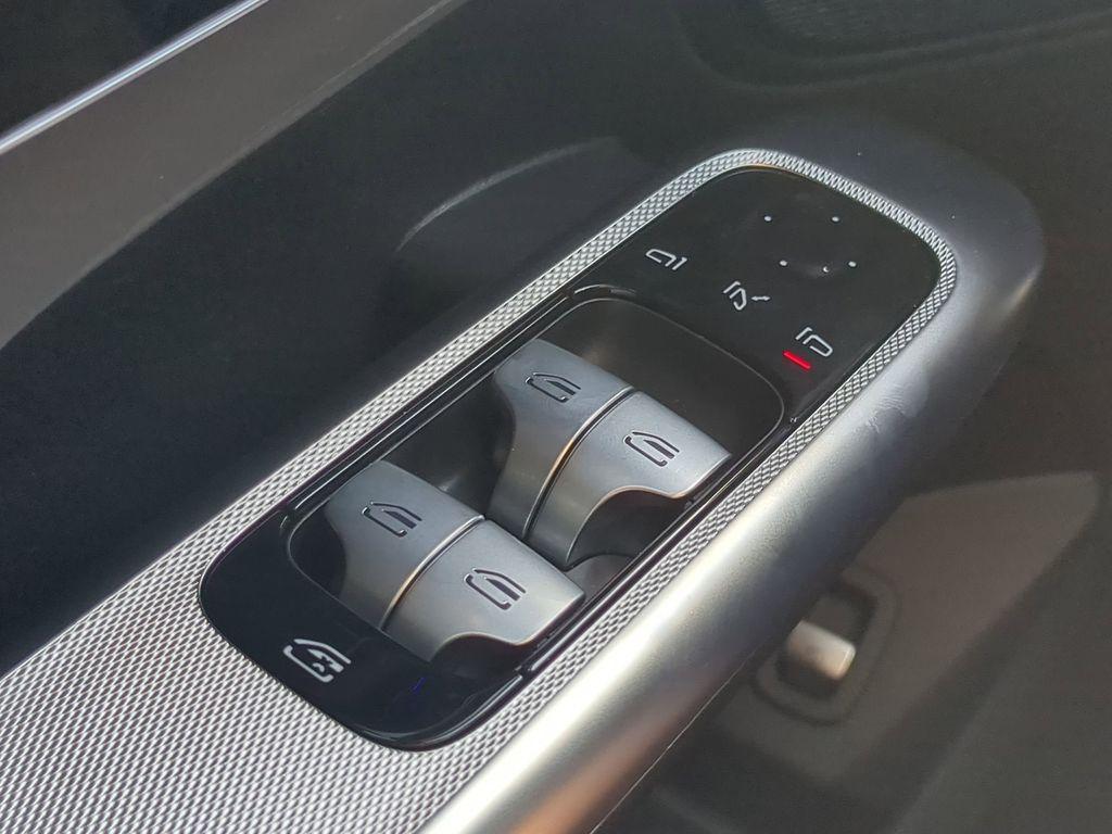 new 2025 Mercedes-Benz GLC 300 car