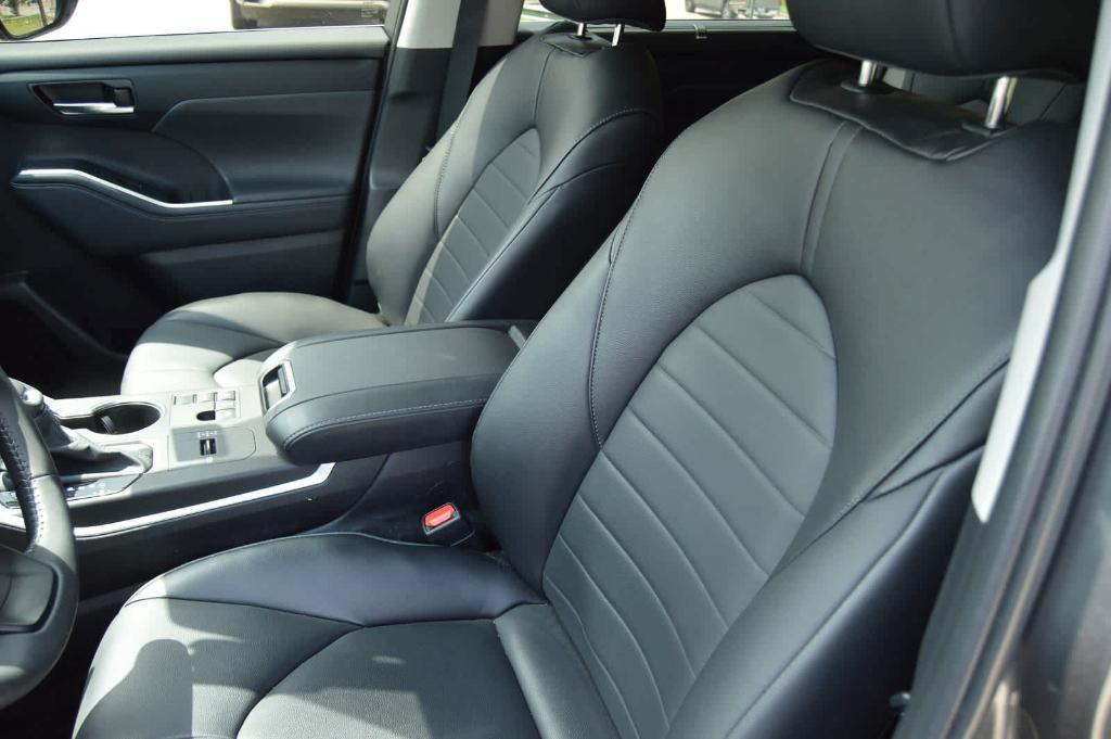 used 2024 Toyota Highlander car, priced at $38,397