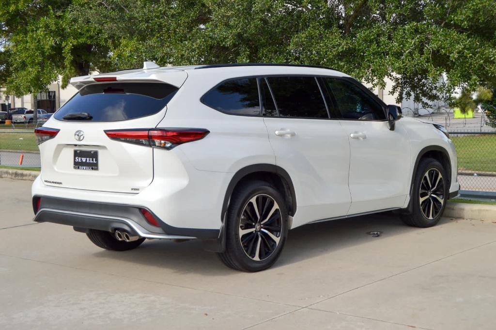 used 2021 Toyota Highlander car, priced at $27,776