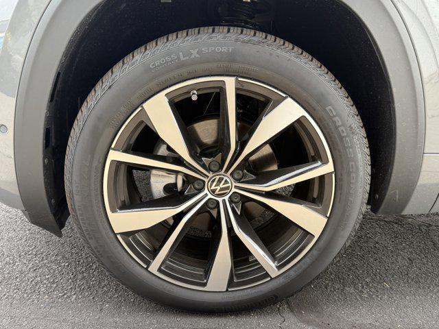 new 2025 Volkswagen Atlas car, priced at $51,357