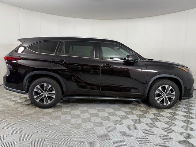 used 2022 Toyota Highlander car, priced at $30,684
