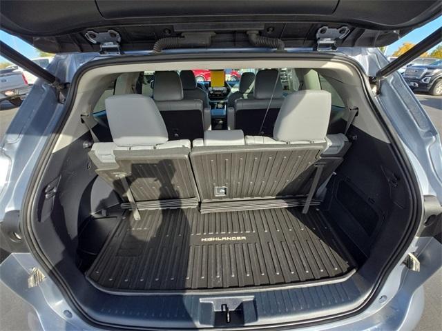 used 2022 Toyota Highlander car, priced at $33,419