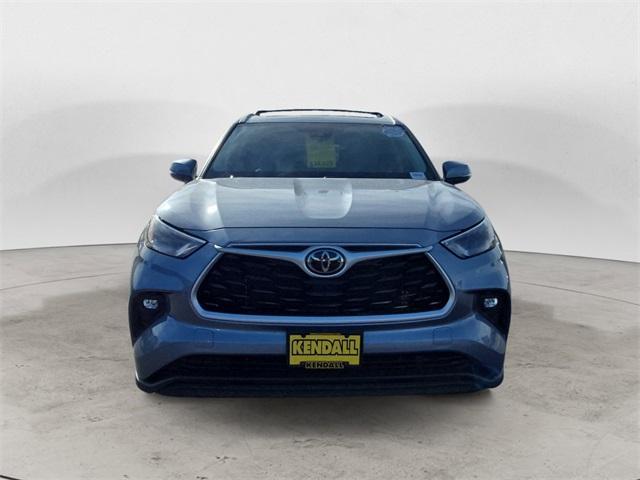 used 2022 Toyota Highlander car, priced at $33,419
