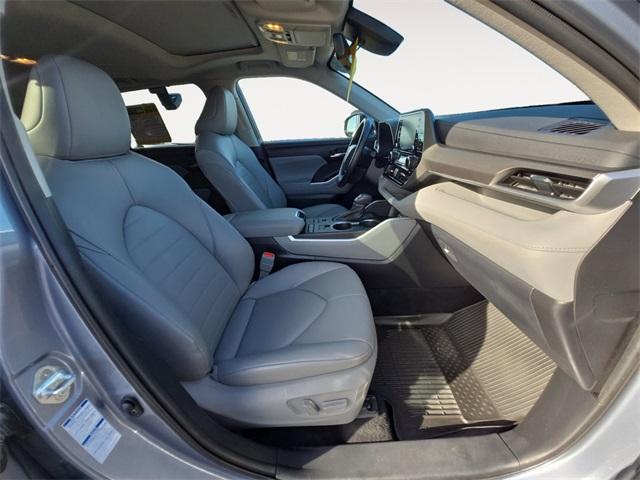 used 2022 Toyota Highlander car, priced at $33,419