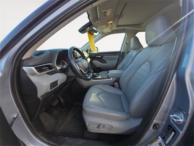used 2022 Toyota Highlander car, priced at $33,419