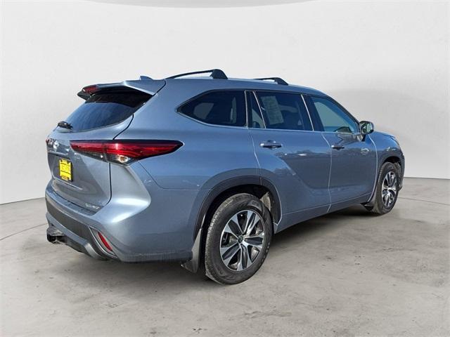 used 2022 Toyota Highlander car, priced at $33,419