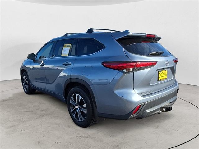 used 2022 Toyota Highlander car, priced at $33,419