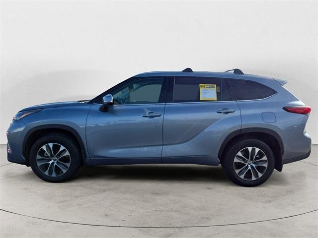 used 2022 Toyota Highlander car, priced at $33,419