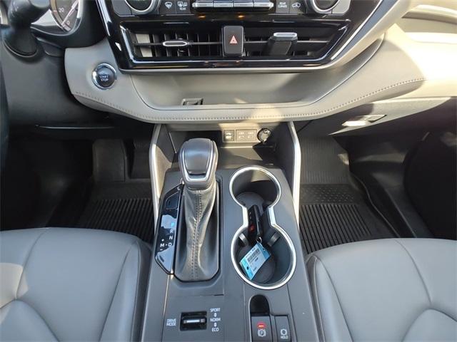 used 2022 Toyota Highlander car, priced at $33,419
