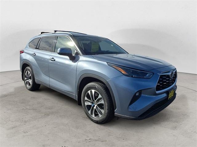 used 2022 Toyota Highlander car, priced at $33,419