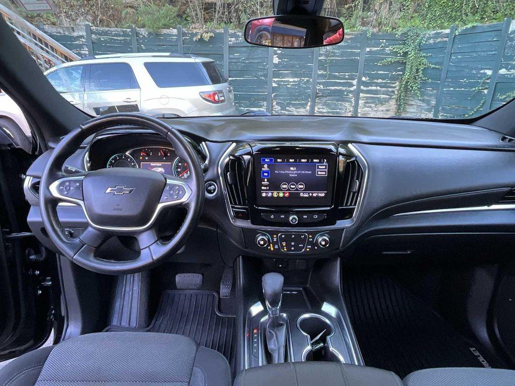 used 2023 Chevrolet Traverse car, priced at $29,988