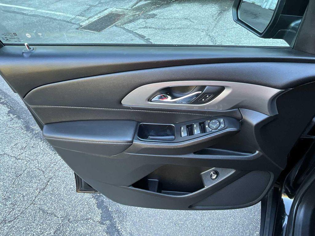 used 2023 Chevrolet Traverse car, priced at $29,988