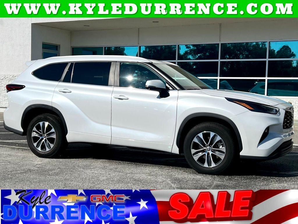 used 2024 Toyota Highlander car, priced at $39,995