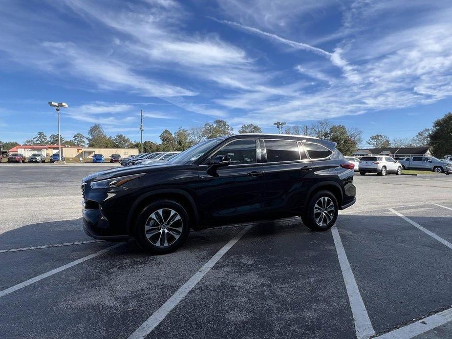 used 2021 Toyota Highlander car, priced at $31,498