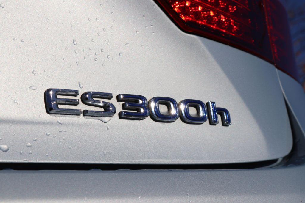 used 2013 Lexus ES 300h car, priced at $13,999