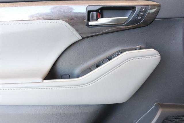 used 2020 Toyota Highlander Hybrid car, priced at $37,999