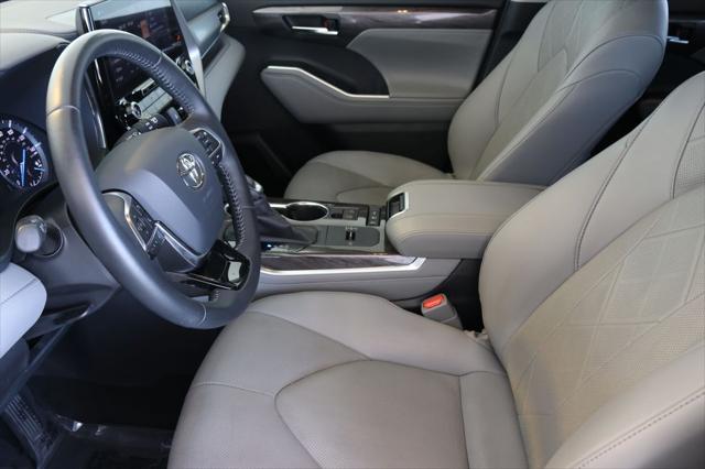 used 2020 Toyota Highlander Hybrid car, priced at $37,999