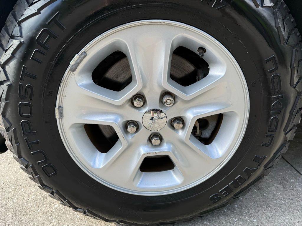 used 2015 Jeep Grand Cherokee car, priced at $9,995