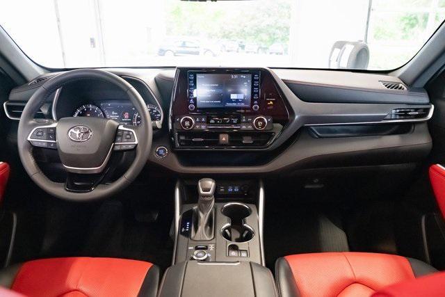used 2022 Toyota Highlander car, priced at $39,999