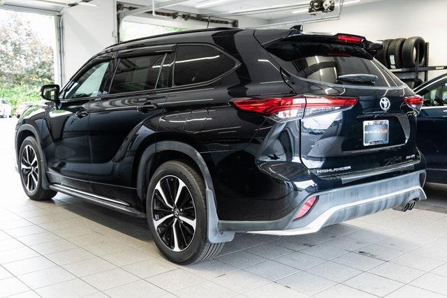 used 2022 Toyota Highlander car, priced at $39,999