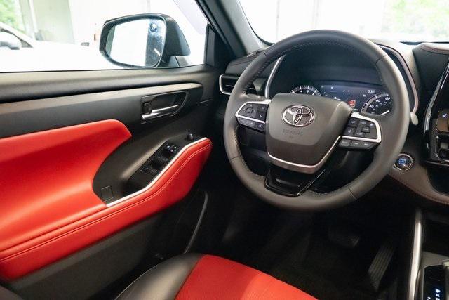 used 2022 Toyota Highlander car, priced at $39,999