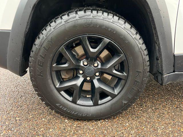 used 2017 Jeep Cherokee car, priced at $15,899