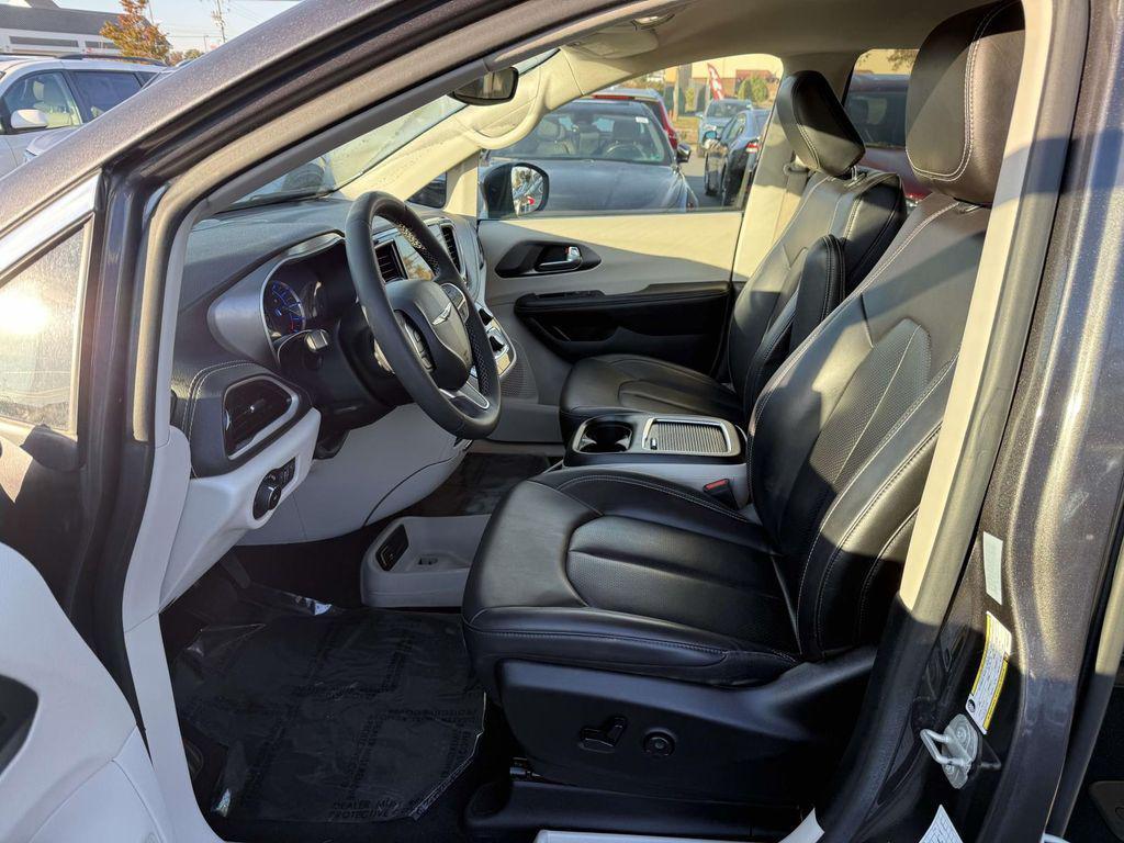 used 2023 Chrysler Pacifica Hybrid car, priced at $25,555