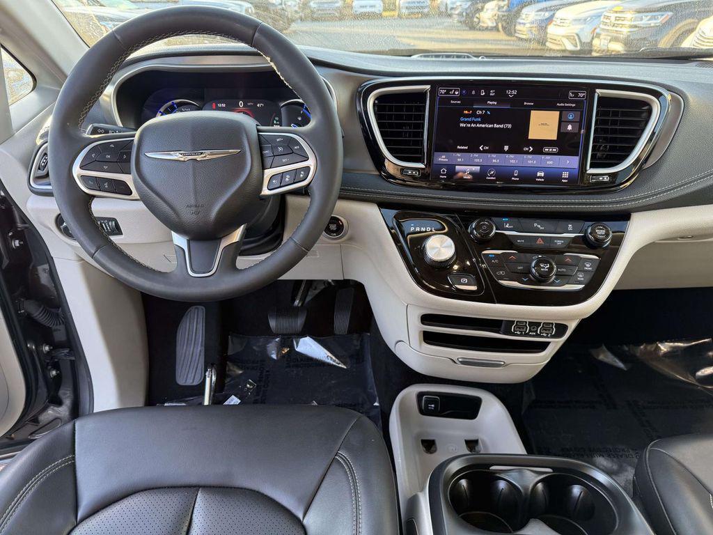 used 2023 Chrysler Pacifica Hybrid car, priced at $25,555