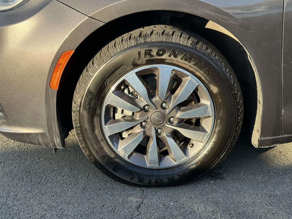 used 2023 Chrysler Pacifica Hybrid car, priced at $25,555