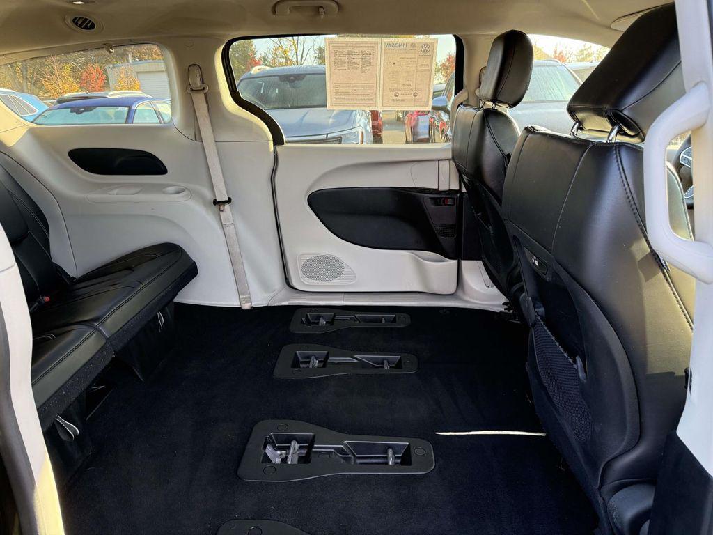 used 2023 Chrysler Pacifica Hybrid car, priced at $25,555