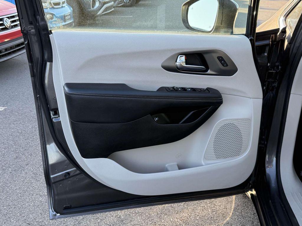 used 2023 Chrysler Pacifica Hybrid car, priced at $25,555