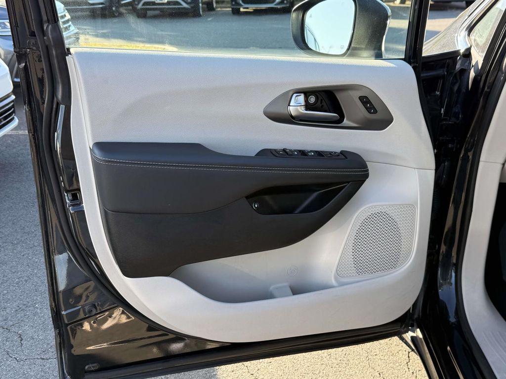 used 2023 Chrysler Pacifica Hybrid car, priced at $30,192