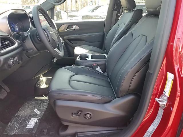 new 2025 Chrysler Pacifica Hybrid car, priced at $35,245