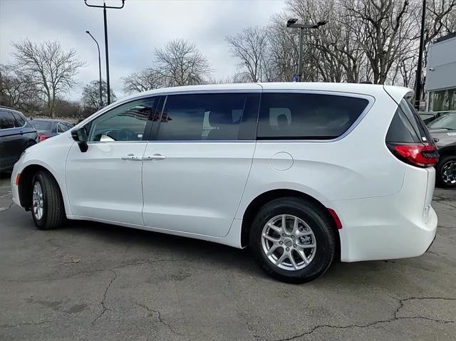 new 2024 Chrysler Pacifica car, priced at $32,021