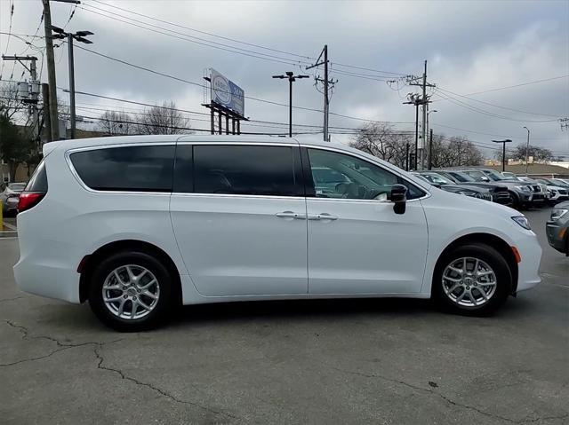 new 2024 Chrysler Pacifica car, priced at $32,021