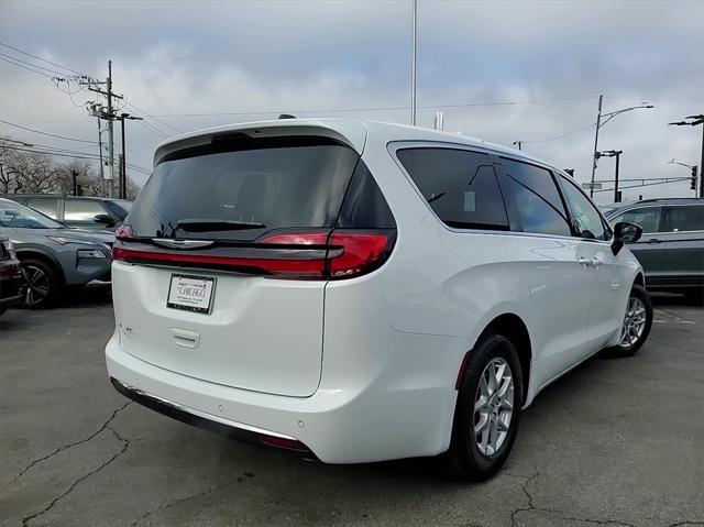 new 2024 Chrysler Pacifica car, priced at $32,021