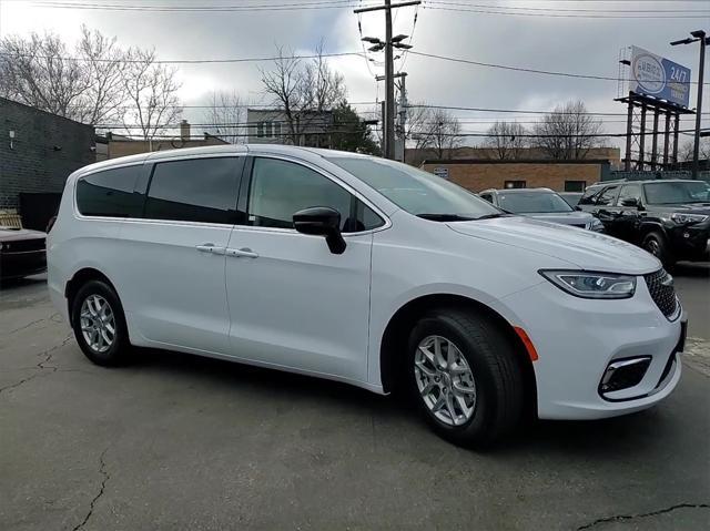 new 2024 Chrysler Pacifica car, priced at $32,021