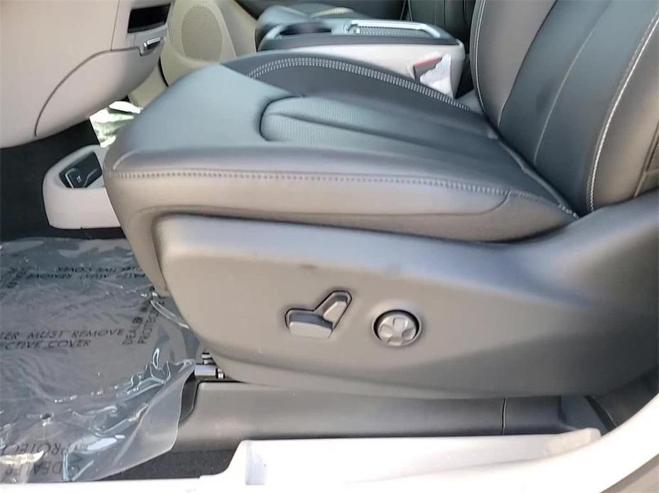 new 2024 Chrysler Pacifica car, priced at $45,836