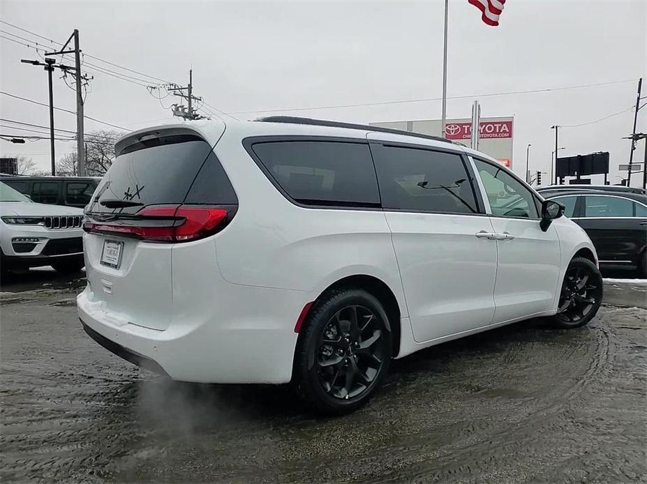 new 2024 Chrysler Pacifica car, priced at $40,249