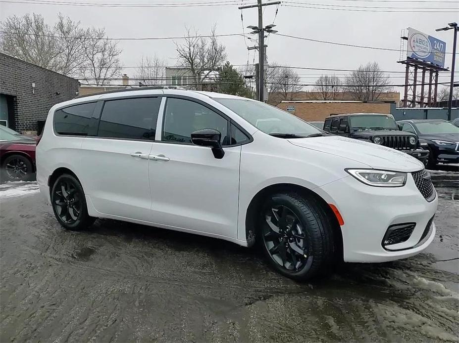 new 2024 Chrysler Pacifica car, priced at $40,249