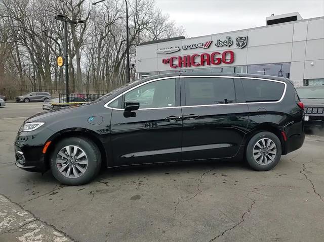 new 2025 Chrysler Pacifica Hybrid car, priced at $37,030