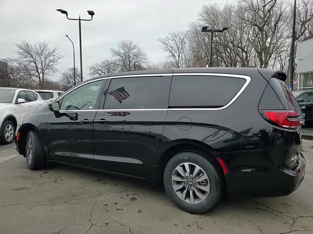 new 2025 Chrysler Pacifica Hybrid car, priced at $37,030